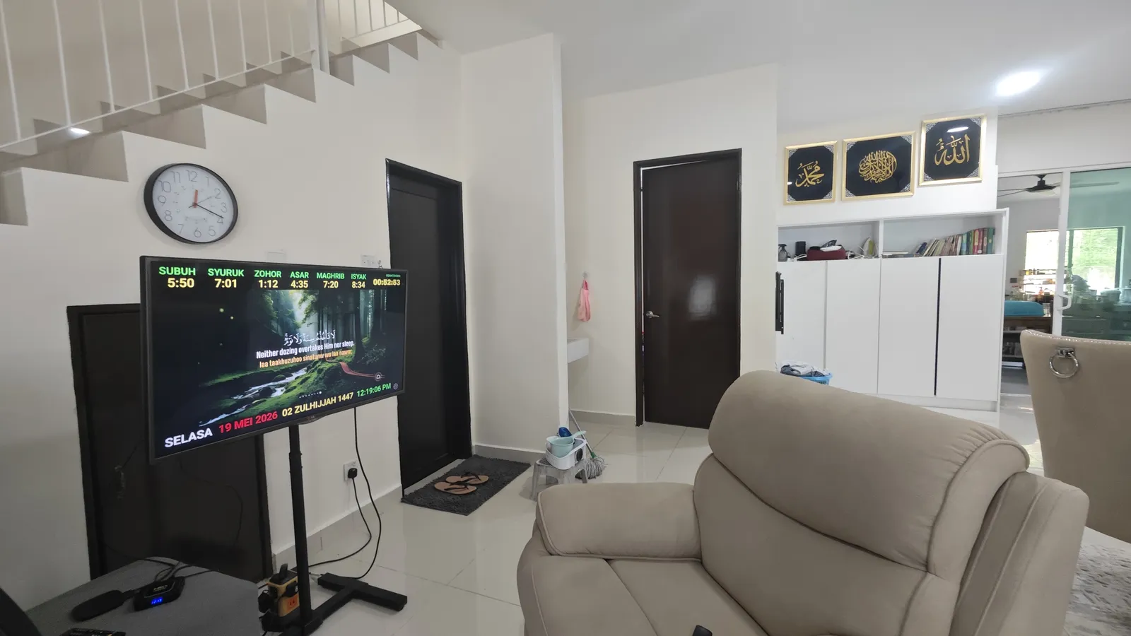 Sistem AzanSync di ruang tamu rumah